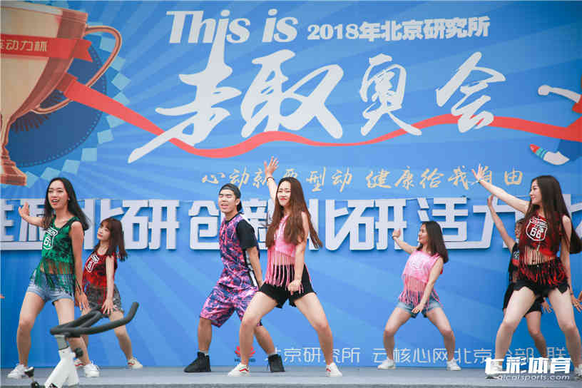 企业家庭日节目表演.jpg
